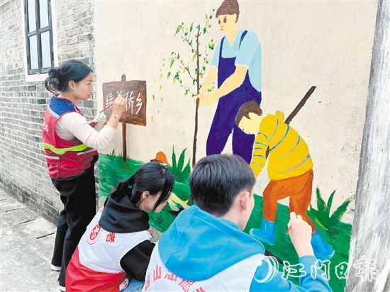 白沙鎮(zhèn)青年志愿者繪制綠化宣傳墻繪。