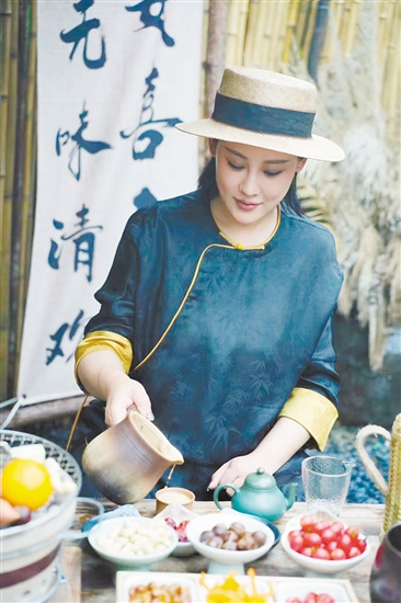 付曼伶和家人以茶館為家，隱居于山林之間。