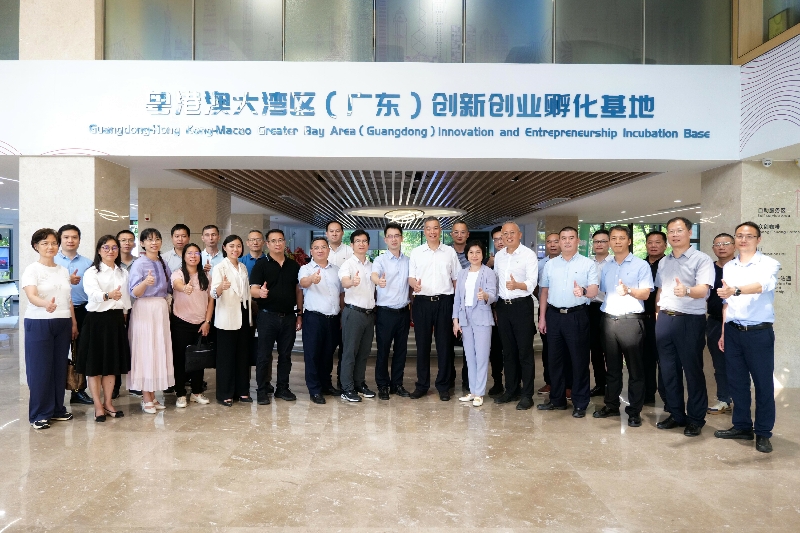 06 調(diào)研組在港澳大灣區(qū)（廣東）創(chuàng)新創(chuàng)業(yè)孵化基地合影.jpg