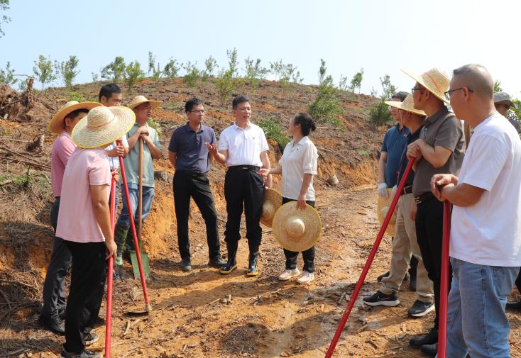 240508黨建引領(lǐng)建設(shè)綠美生態(tài)   送訓下鄉(xiāng)助力鄉(xiāng)村振興 (2).jpg