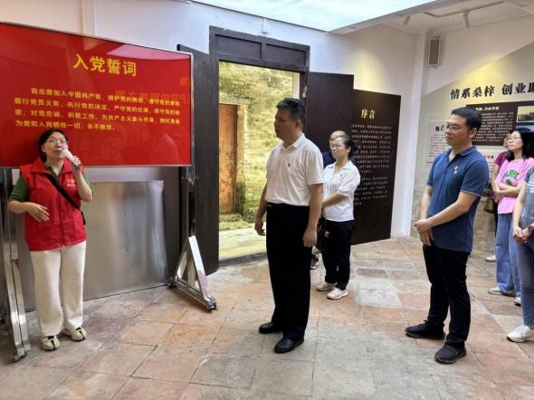 240508黨建引領(lǐng)建設(shè)綠美生態(tài)   送訓下鄉(xiāng)助力鄉(xiāng)村振興 (5).jpg