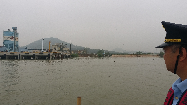 執(zhí)法人員檢查碼頭專用航標(biāo).jpg