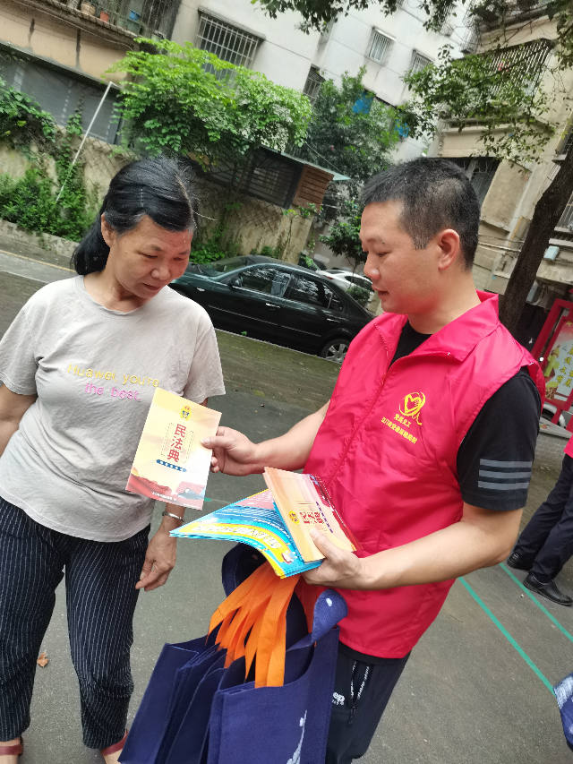 圖4.民法典進(jìn)社區(qū)普法宣傳2.jpg