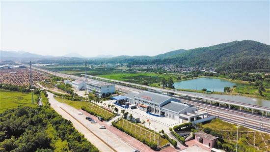 江湛鐵路雙水鎮(zhèn)站航拍圖。