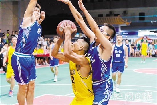 平均年齡40歲的“籃協(xié)U40”球員在賽場(chǎng)上奮力拼搏。