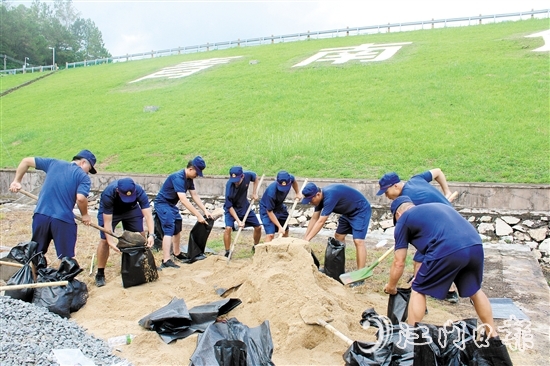 堤壩發(fā)生管涌“險情”，參訓(xùn)人員迅速裝好沙袋、石子，做好堵住管涌口子的準(zhǔn)備。
