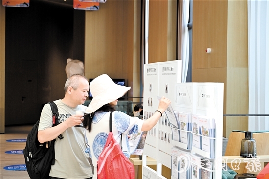活動中，考察團成員積極了解新會樓盤信息。