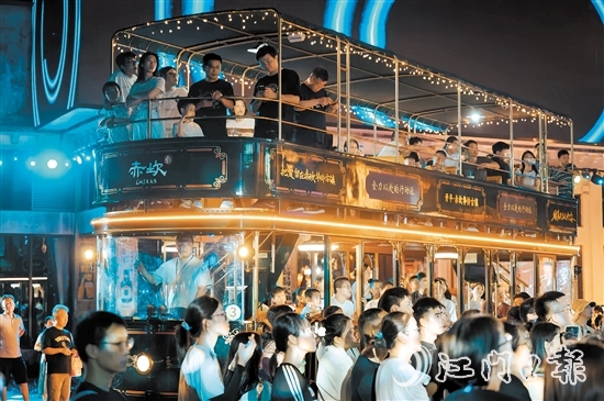 隨著深中通道通車(chē)，赤坎華僑古鎮(zhèn)進(jìn)入了發(fā)展新階段，吸引了許多游客慕名而來(lái)。