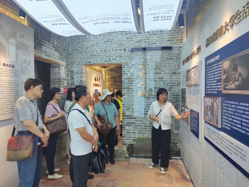 圖片3：參觀林為干科學(xué)家精神展.jpg