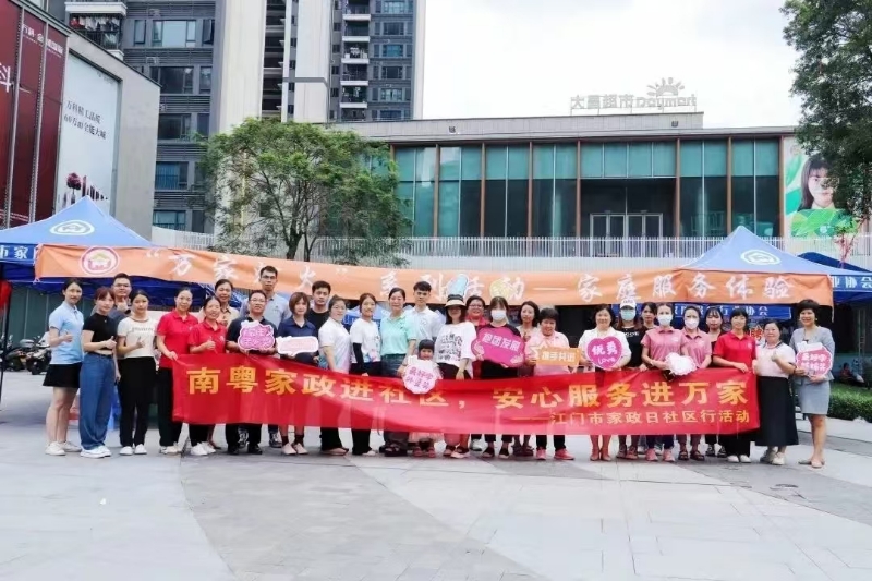 圖片3：在社區(qū)舉辦“萬家燈火”活動.jpg
