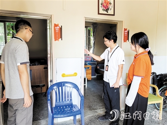 新會區(qū)紀(jì)檢監(jiān)察干部到養(yǎng)老機(jī)構(gòu)開展專項(xiàng)監(jiān)督“回頭看”，了解發(fā)現(xiàn)問題整改情況。