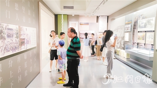 今年暑假，梁?jiǎn)⒊示蛹o(jì)念館成為親子游和研學(xué)游的熱門打卡地。
