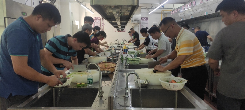 廣府風(fēng)味菜烹飪、新會(huì)陳皮風(fēng)味膳食烹飪實(shí)操考評(píng)培訓(xùn)現(xiàn)場(chǎng).jpg