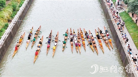 中秋假期，外海街道開展五人艇爭霸賽訓(xùn)練賽，吸引群眾駐足觀賽。劉瓊