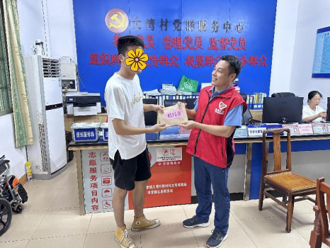 240920愛心助學(xué)送溫暖 扶貧幫困暖人心 (3).png