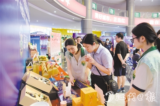 啟動儀式現(xiàn)場，“恩平優(yōu)品”展區(qū)吸引不少市民駐足。