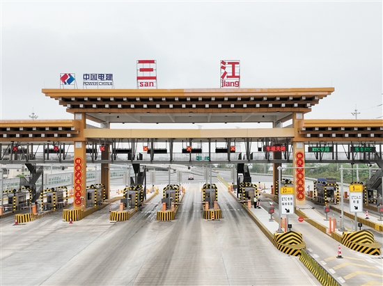 直連深中通道的中開(kāi)高速在新會(huì)區(qū)內(nèi)有6個(gè)出入口，圖為三江鎮(zhèn)出入口。