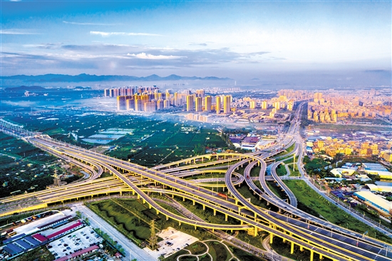 新會(huì)區(qū)地處大灣區(qū)承東啟西的關(guān)鍵節(jié)點(diǎn)，多條連接珠江口東西兩岸的交通要道在此匯聚。新會(huì)區(qū)委宣傳部供圖