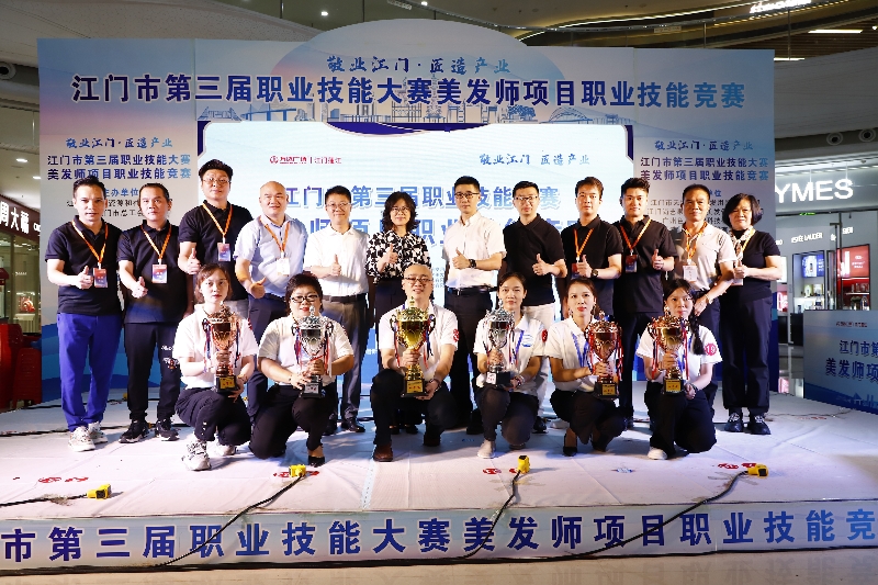 1.領(lǐng)導(dǎo)、裁判、獲獎選手合照.jpg