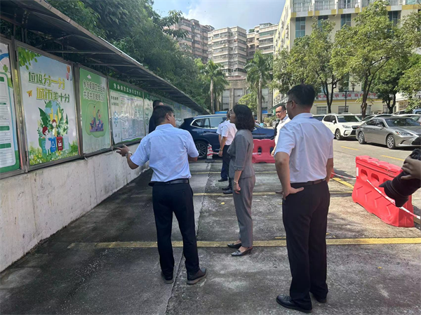 圖2：副市長周佩珊現(xiàn)場(chǎng)檢查市第三人民醫(yī)院地質(zhì)災(zāi)害點(diǎn)安全情況.png