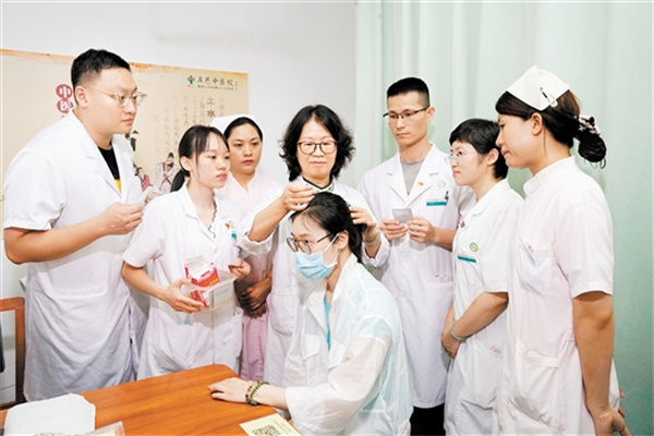 圖1：“簡便驗廉”的中醫(yī)藥服務(wù)，受到百姓歡迎.jpg