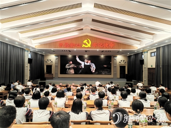 臺山黨員干部、師生、群眾及各界代表等超過100人共同觀看話劇《林基路》。