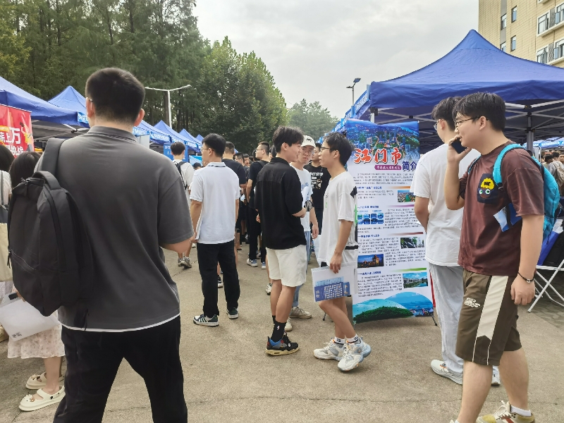 9.11上午武漢科技大學(xué)現(xiàn)場(chǎng)招聘圖1.jpg