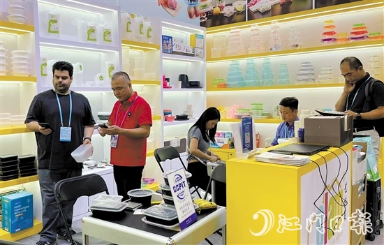 臺(tái)山參展企業(yè)現(xiàn)場(chǎng)展位人氣高漲，洽談活躍。