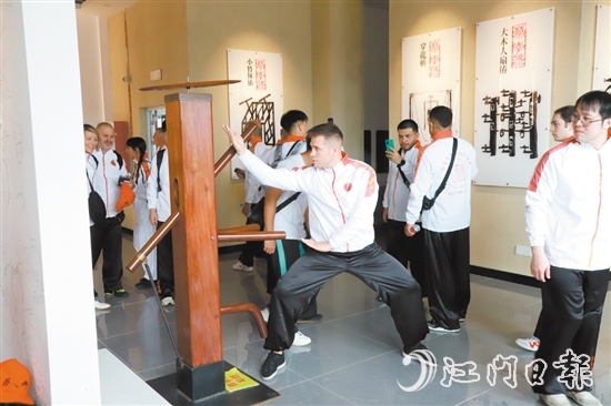 一位外國蔡李佛弟子在蔡李佛國家傳承中心練習(xí)打樁。