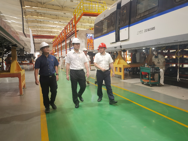 02 到中車(chē)廣東軌道交通車(chē)輛公司走訪(fǎng)調(diào)研，了解公司總裝車(chē)間運(yùn)作。.png