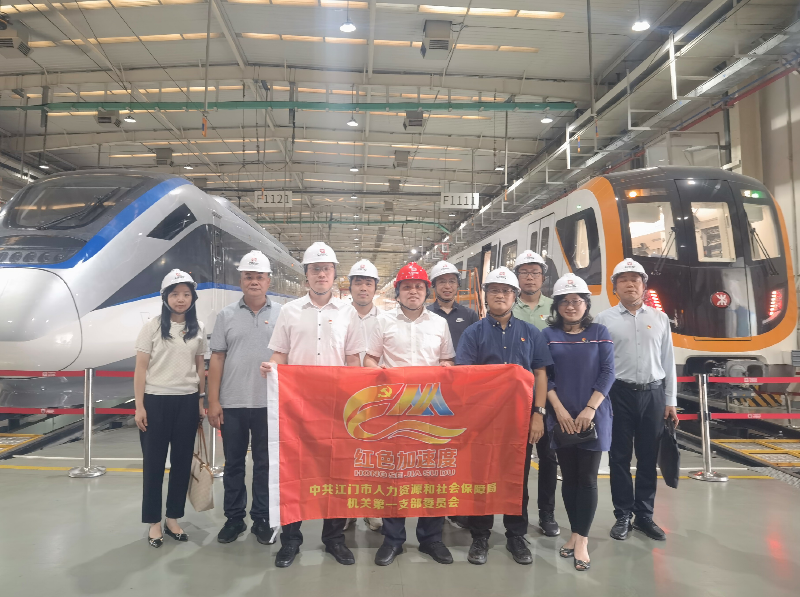 （參考資料）局機(jī)關(guān)第一黨支部黨員在中車(chē)廣東軌道交通車(chē)輛公司合影。.png
