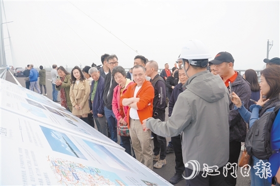 僑領(lǐng)們?cè)邳S茅海跨海通道聽(tīng)取現(xiàn)場(chǎng)工作人員講解。