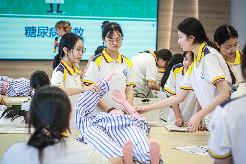 5.南粵家政（江門）產(chǎn)業(yè)研修院組織技工院校學(xué)生開展家政技能培訓(xùn).png