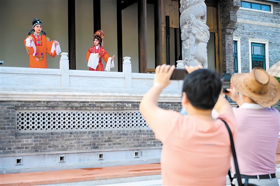 游客在赤坎華僑古鎮(zhèn)拍照“打卡”。