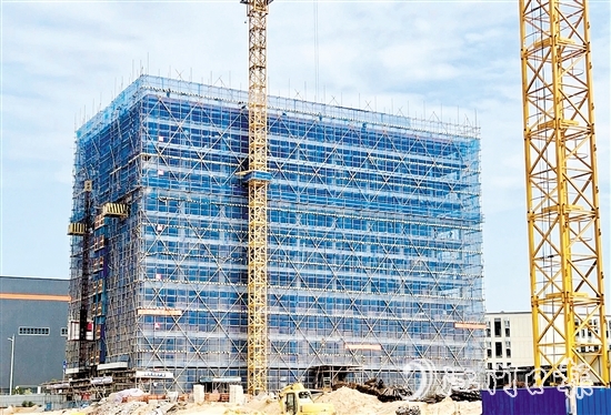 鶴山市活用信用承諾制，壓減項目審批流程，助力重大項目落地建設跑出“加速度”。圖為總投資40億元的福建友誼新材料項目，從評審過會到落地開工僅用時3個月。