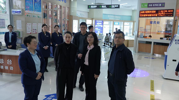 圖2：副市長(zhǎng)周佩珊現(xiàn)場(chǎng)檢查醫(yī)療機(jī)構(gòu)安防情況.png