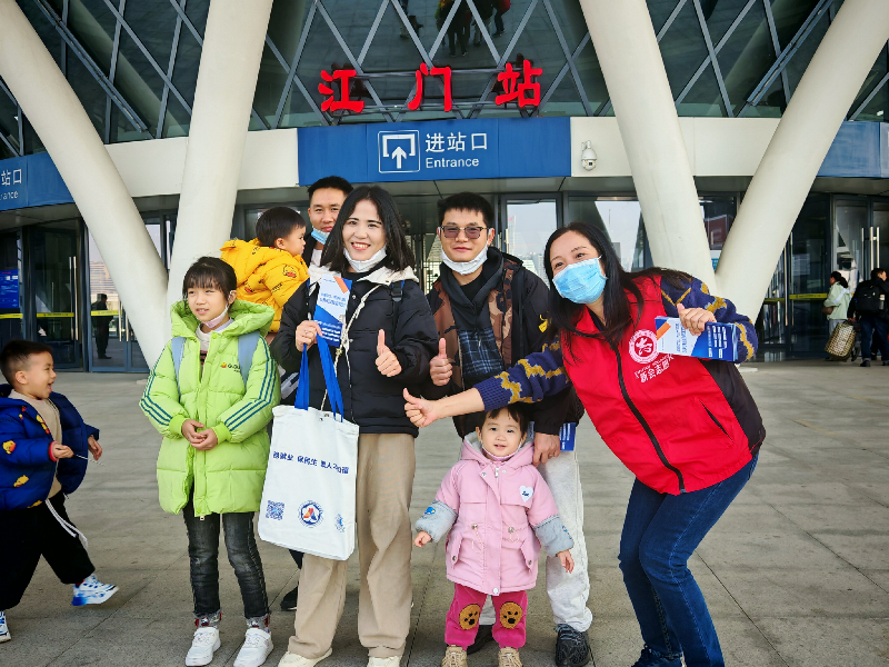 圖片4：新會區(qū)人社局在江門站提供就業(yè)服務(wù).png