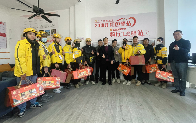 圖片6：副局長黃銳樓帶隊慰問蓬江區(qū)騎行之家和新業(yè)態(tài)從業(yè)人員.png