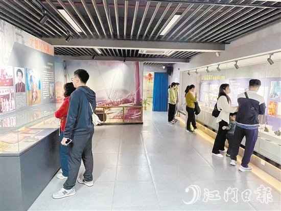 愛(ài)國(guó)僑領(lǐng)余銓針生平事跡展吸引不少市民、游客前來(lái)觀展。