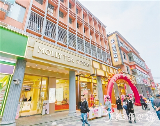 潮流品牌紛紛入駐銀信廣場，形成“老建筑+新業(yè)態(tài)”的格局，為商業(yè)體注入了全新活力。