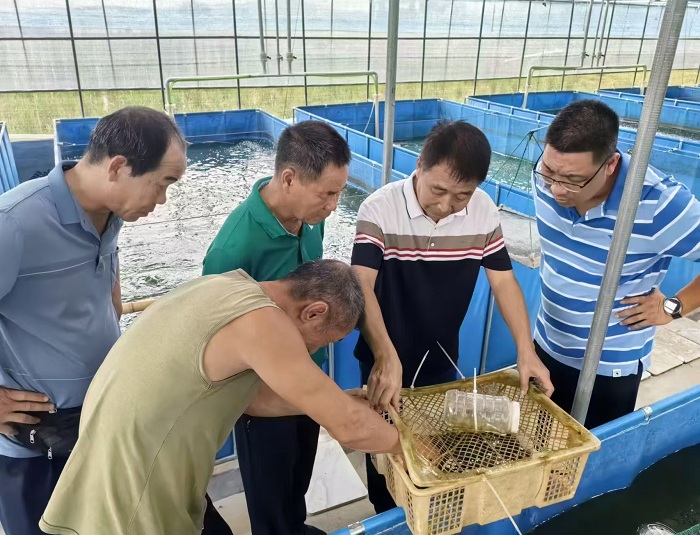 張發(fā)志學(xué)習(xí)養(yǎng)殖技術(shù).jpg