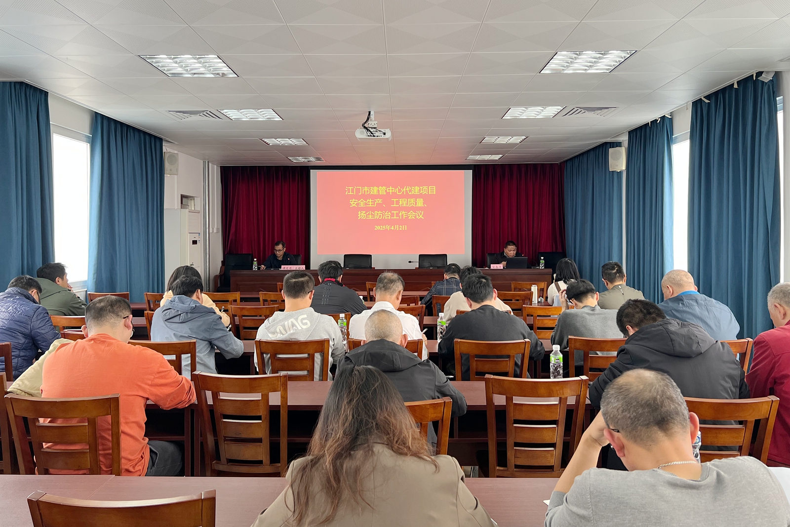 市建管中心召開代建項(xiàng)目安全生產(chǎn)、工程質(zhì)量、揚(yáng)塵防治、建筑垃圾處理和保障農(nóng)民工工資支付工作會(huì)議