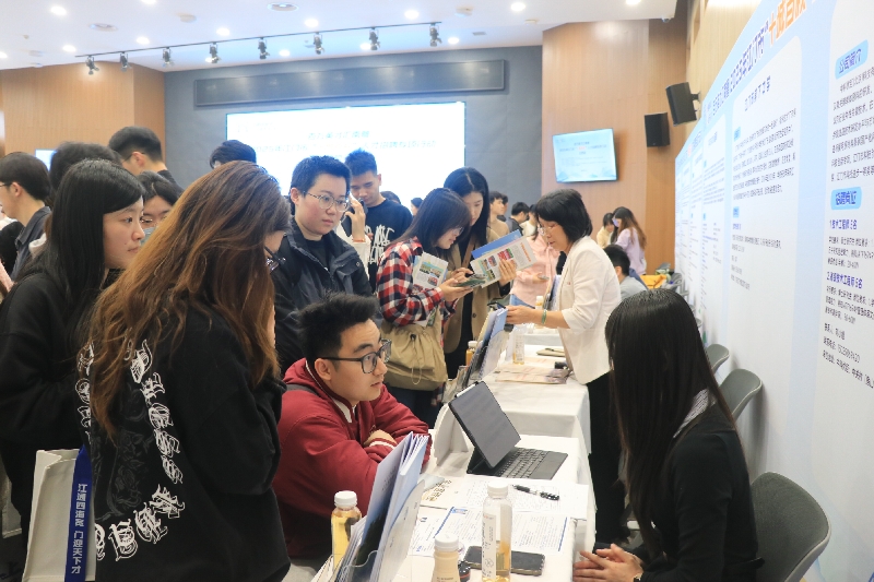 企業(yè)招聘現(xiàn)場（蔡昭璐攝）.jpg