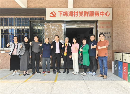 唐仲喜（右五）和兒子（右六）回到丈夫的家鄉(xiāng)東成鎮(zhèn)祭祖、探親。