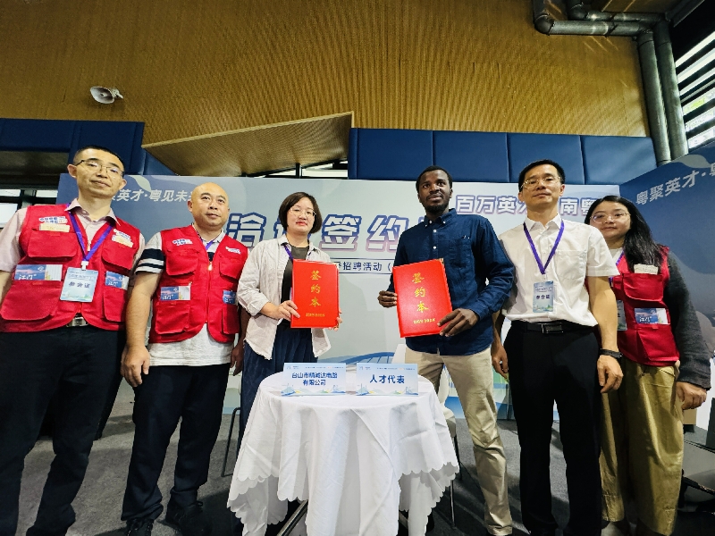 臺山市精誠達電路有限公司與武漢理工大學外籍博士簽訂就業(yè)意向協(xié)議.jpg