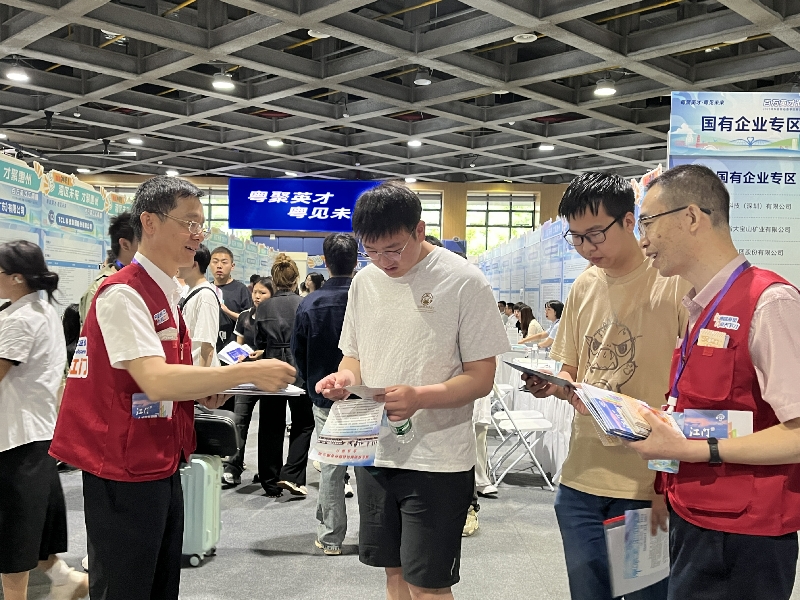 市人社局人才政策速遞員派發(fā)人才環(huán)境政策宣傳資料1.jpg