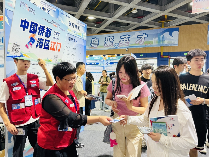 市人社局人才政策速遞員派發(fā)人才環(huán)境政策宣傳資料.jpg