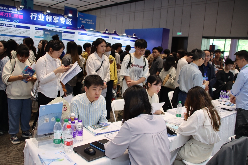 【長沙站】江門市寶士制冷電器有限公司招聘展位排起長龍.jpg