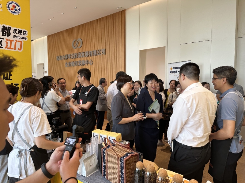 省人社廳邱璟副廳長(zhǎng)在江門展位駐足指導(dǎo).jpg