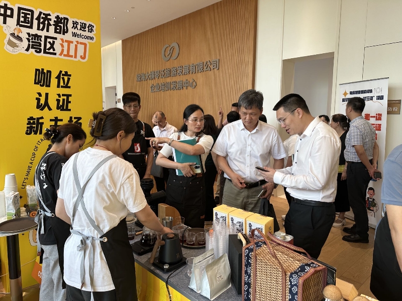 省技能服務(wù)中心葉磊主任在江門展位駐足指導(dǎo).jpg